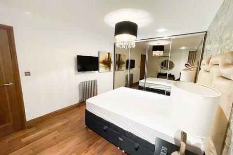 3 bedroom flat to rent, Lancaster Gate, London W2