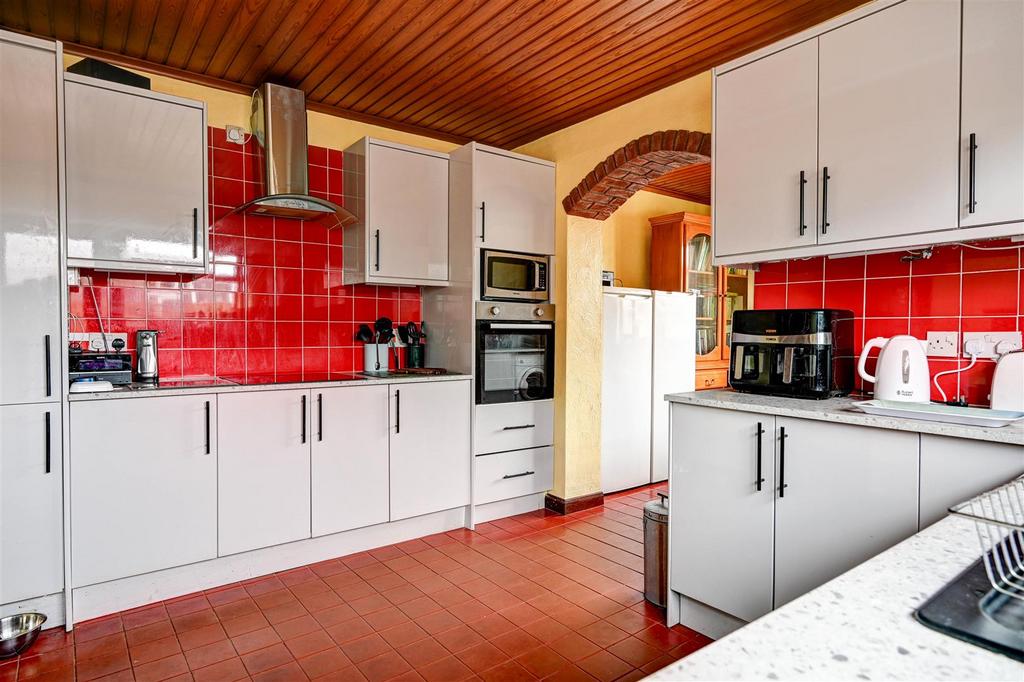 Kitchen 2.jpg