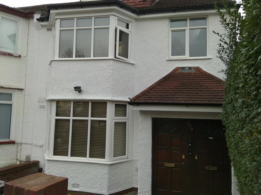 2 bed flat to rent on the first floor
