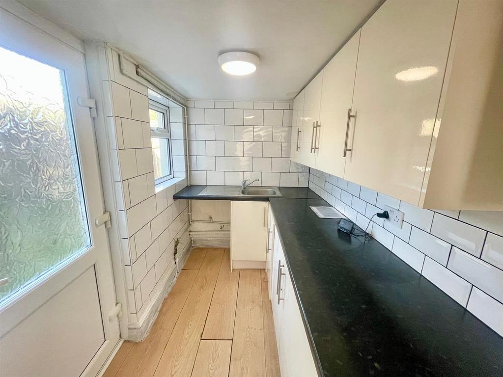 Kitchen 2.jpg