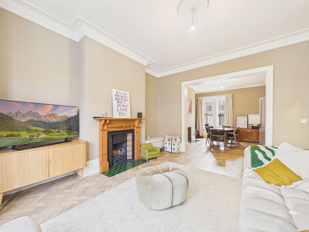 Lounge/Dining Room