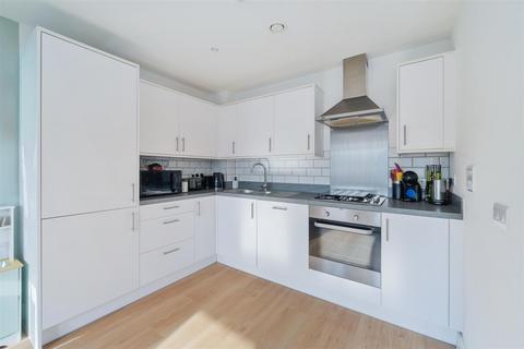 2 bedroom flat for sale, Nailsworth Crescent, Merstham RH1