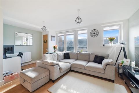2 bedroom flat for sale, Nailsworth Crescent, Merstham RH1