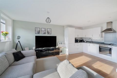 2 bedroom flat for sale, Nailsworth Crescent, Merstham RH1