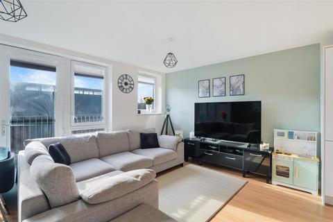 2 bedroom flat for sale, Nailsworth Crescent, Merstham RH1