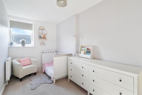 2 bedroom flat for sale, Nailsworth Crescent, Merstham RH1