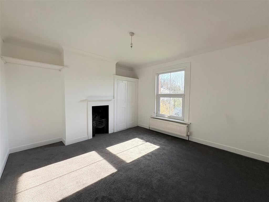 Bedroom middle floor - Pic 2.jpg