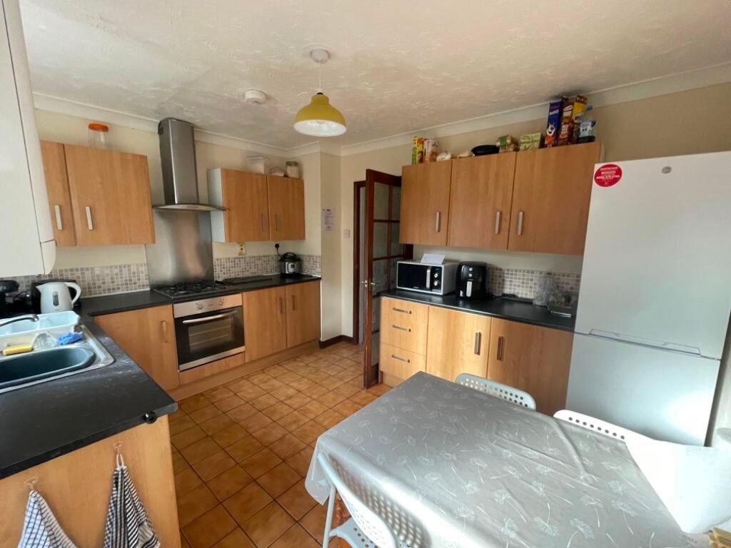 Bright, well-equipped kitchen with ample workto...