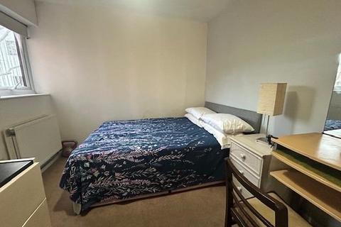 2 bedroom apartment to rent, Laleham Road,  Shepperton,  TW17
