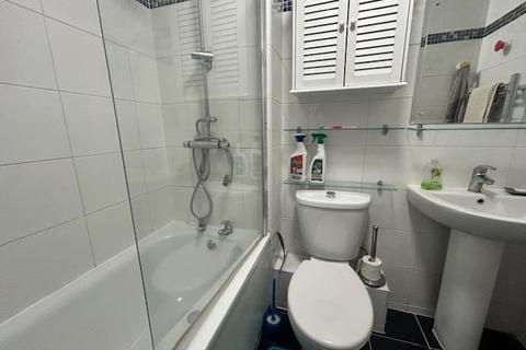 2 bedroom apartment to rent, Laleham Road,  Shepperton,  TW17