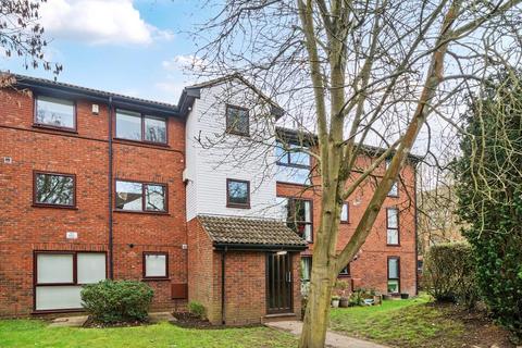 2 bedroom flat to rent, Laleham Road,  Shepperton,  TW17