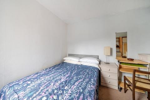 2 bedroom flat to rent, Laleham Road,  Shepperton,  TW17
