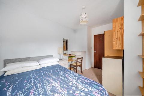 2 bedroom flat to rent, Laleham Road,  Shepperton,  TW17