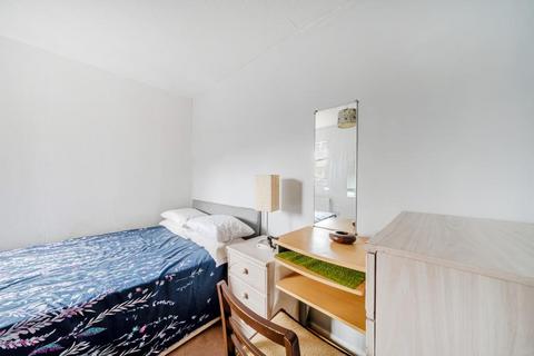 2 bedroom flat to rent, Laleham Road,  Shepperton,  TW17