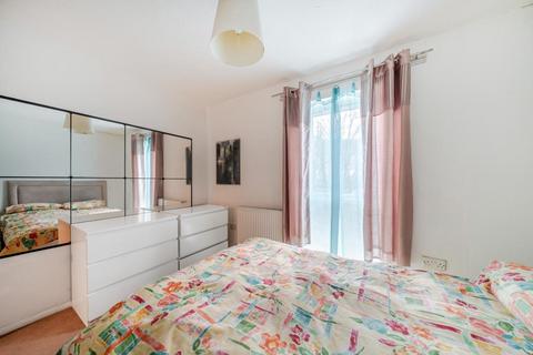 2 bedroom flat to rent, Laleham Road,  Shepperton,  TW17