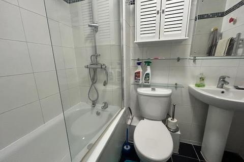 2 bedroom apartment to rent, Laleham Road,  Shepperton,  TW17