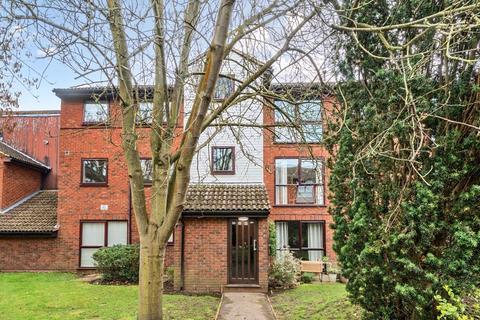 2 bedroom flat to rent, Laleham Road,  Shepperton,  TW17