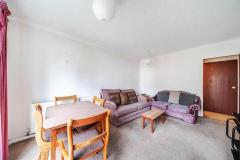 2 bedroom flat to rent, Laleham Road,  Shepperton,  TW17