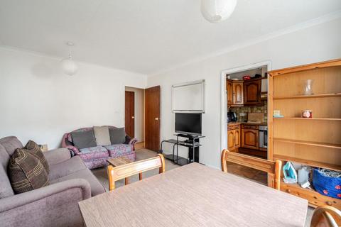 2 bedroom flat to rent, Laleham Road,  Shepperton,  TW17