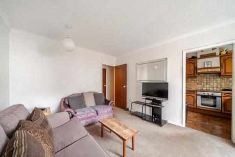 2 bedroom flat to rent, Laleham Road,  Shepperton,  TW17