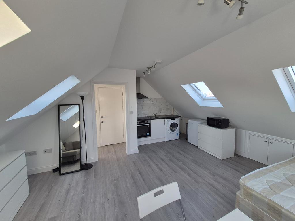Studio flat to rent Stag Lane, London NW9