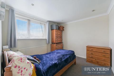 3 bedroom end of terrace house for sale, Sparrow Farm Drive, Feltham