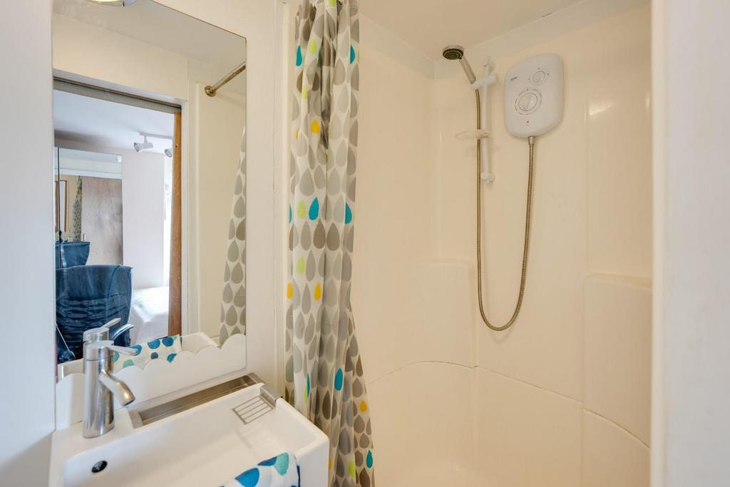 Shower 2.jpg