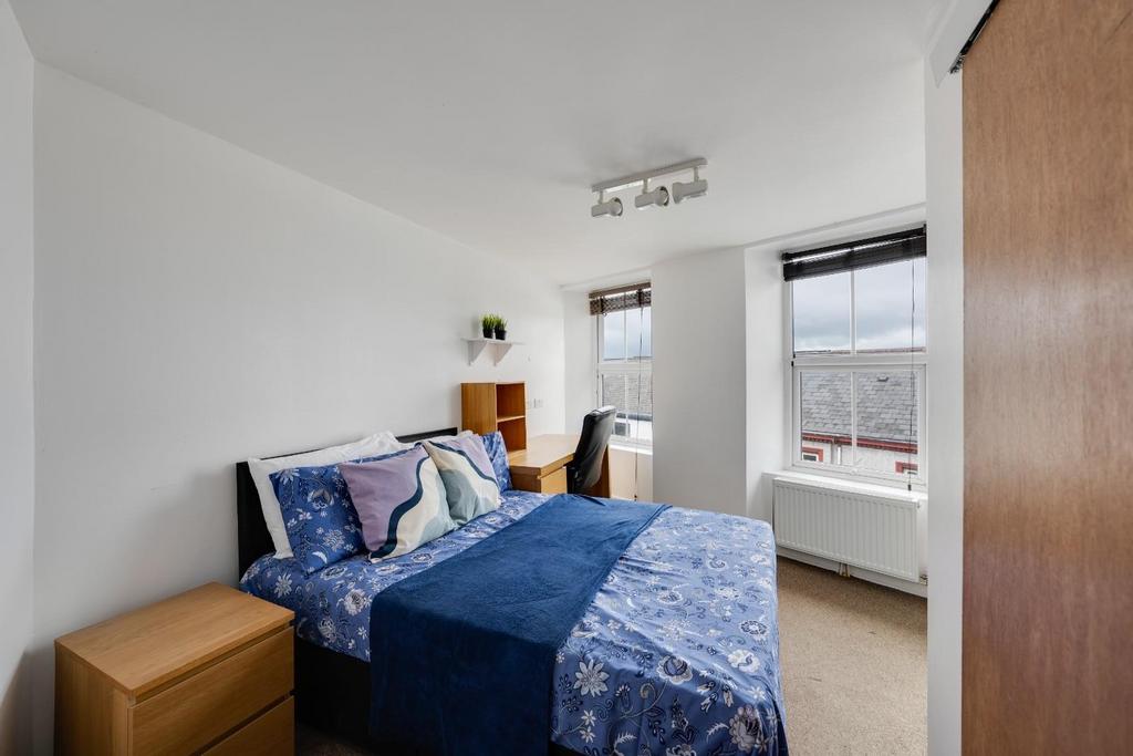 Bed 5.jpg