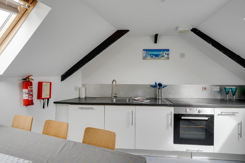 Mutley 2nd FF Kitchen 2.jpg