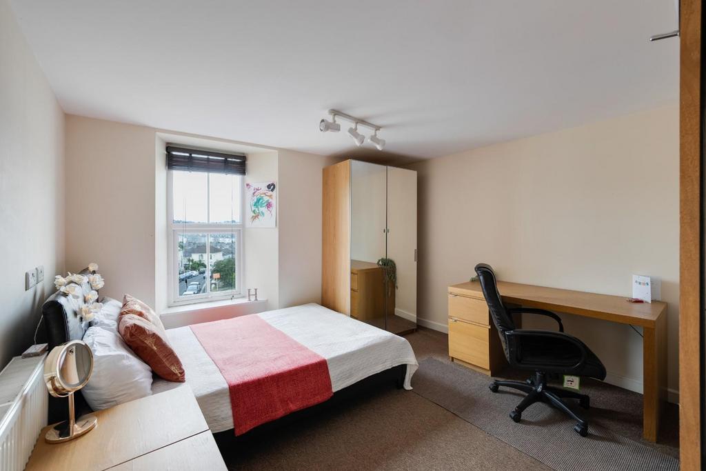 Bed 2.jpg