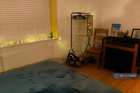 2 bedroom flat to rent, Regency Square, Brighton, BN1