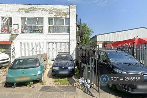 Studio to rent, Wadsworth Road, Perivale, Greenford, UB6