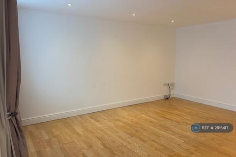 2 bedroom end of terrace house to rent, Byron Way, Romford, RM3