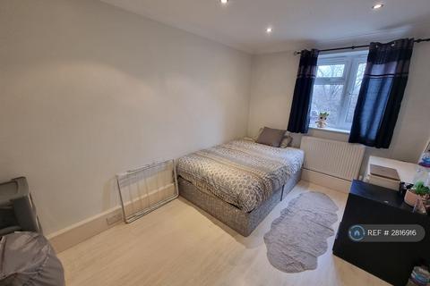 2 bedroom flat to rent, Plummer Court, London, SE13