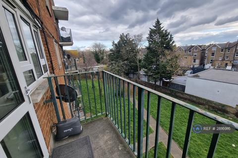 2 bedroom flat to rent, Plummer Court, London, SE13