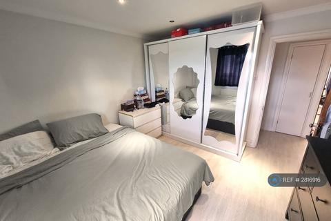 2 bedroom flat to rent, Plummer Court, London, SE13