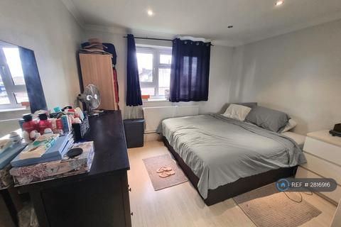 2 bedroom flat to rent, Plummer Court, London, SE13