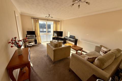2 bedroom flat for sale, Fairfield Close, Dunstable