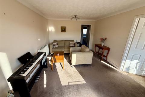 2 bedroom flat for sale, Fairfield Close, Dunstable