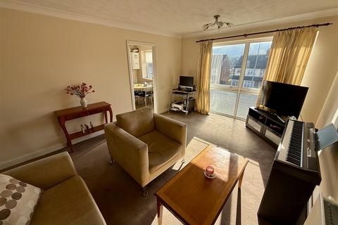 2 bedroom flat for sale, Fairfield Close, Dunstable