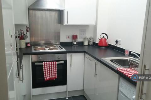 2 bedroom flat to rent, High Street, Shepperton, TW17