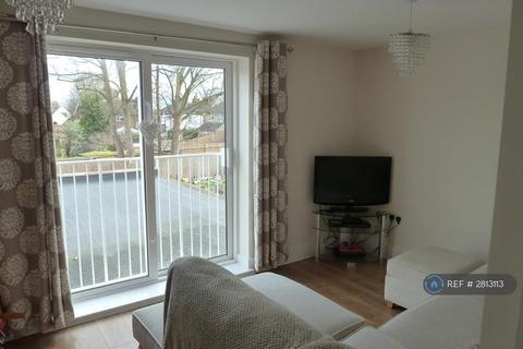 2 bedroom flat to rent, High Street, Shepperton, TW17