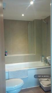 2 bedroom flat to rent, High Street, Shepperton, TW17