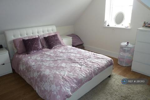 2 bedroom flat to rent, High Street, Shepperton, TW17
