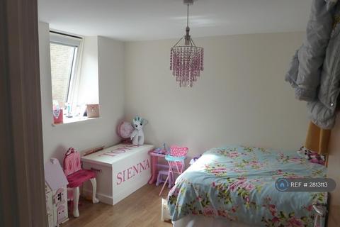 2 bedroom flat to rent, High Street, Shepperton, TW17
