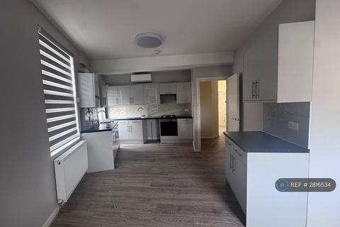 2 bedroom flat to rent, High Road, London, N15