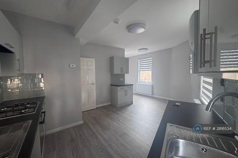 2 bedroom flat to rent, High Road, London, N15
