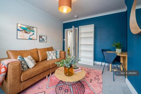 1 bedroom in a flat share to rent, Davidson Gardens, London, SW8