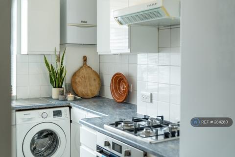 1 bedroom in a flat share to rent, Davidson Gardens, London, SW8