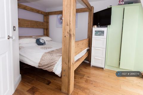 1 bedroom in a flat share to rent, Wandsworth Common Westside, London, SW18